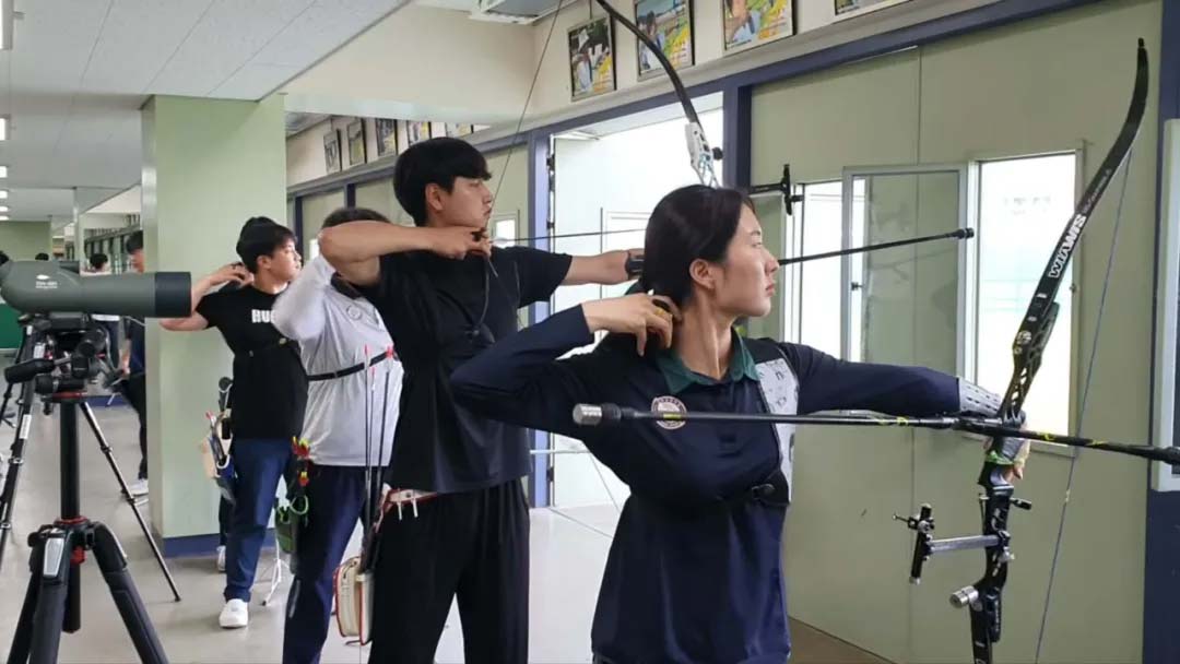 青少年射箭训练场景