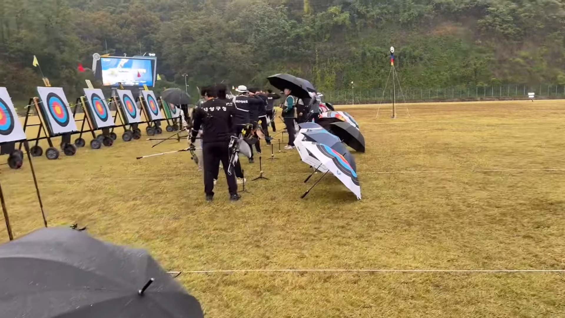 韩国小学生射箭训练